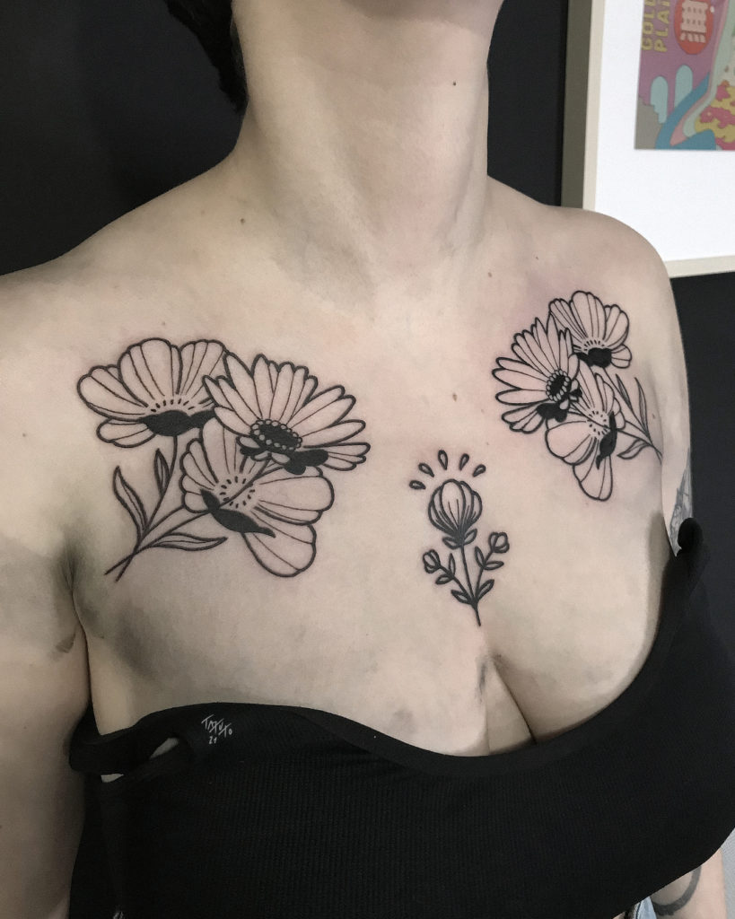 nico-shu-tatuto-tatoueur-bordeaux-floral-ornemental-blackwork-pivoine-chrysantheme-chest-poitrine-tattoo