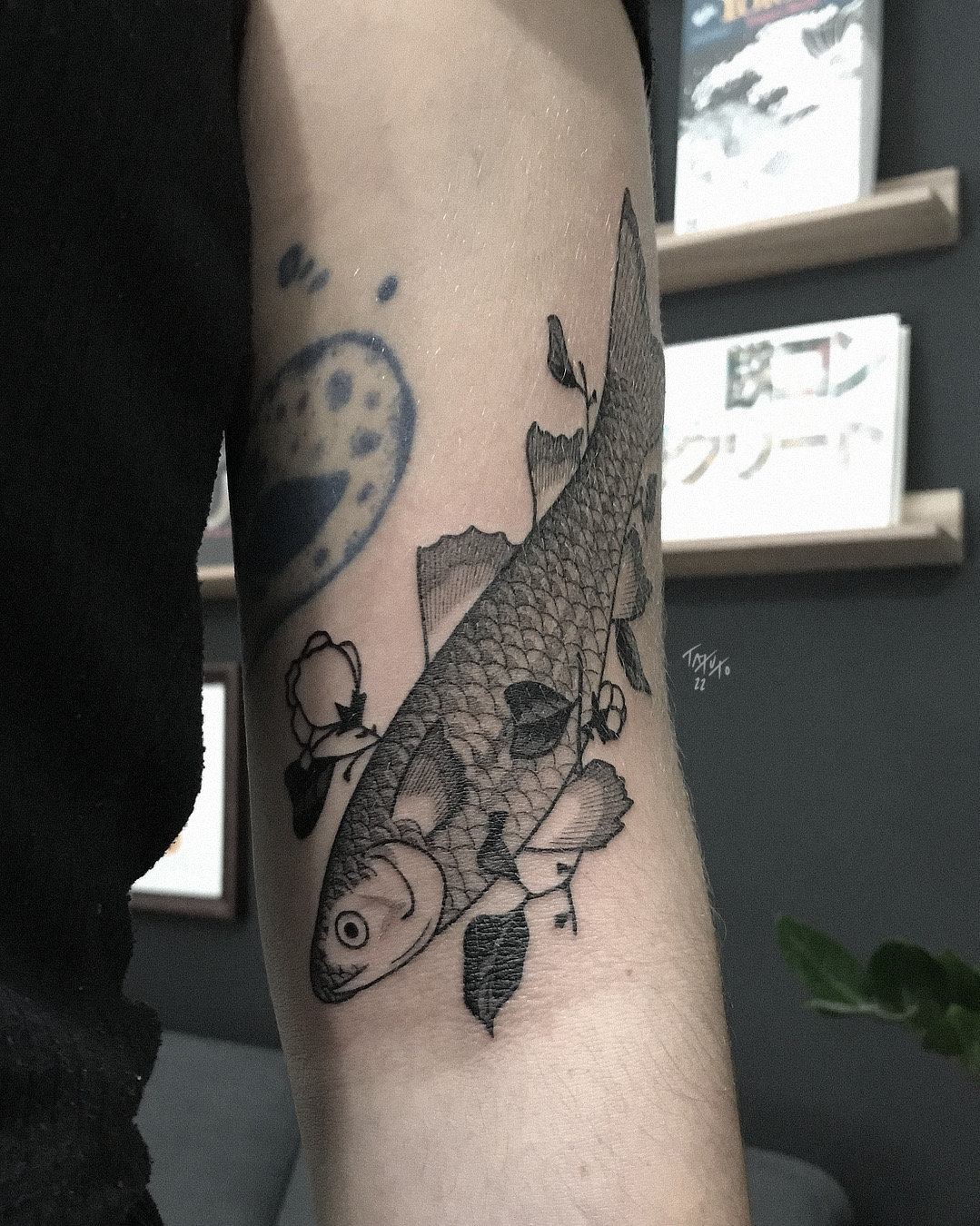 nico-tatuto-tatoueur-bordeaux-talence-fin-japonais-minimaliste-poisson-fish-estampe-ukiyo-e