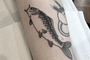 nico-tatuto-tatoueur-bordeaux-talence-poisson-fish-koi-minimaliste-petit