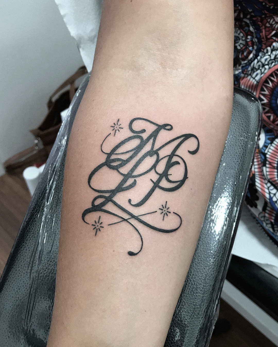 nico-tatuto-tatoueur-bordeaux-talence-tatouage-tattoo-lettrage-monogramme-ecriture-phrase-initiales-typohraphie-lettering