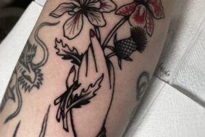 nico-tatuto-trillaud-tatoueur-bordeaux-talence-tattoo-flash-hand-fleurs-flowers-traditionnel-oldschool-2025