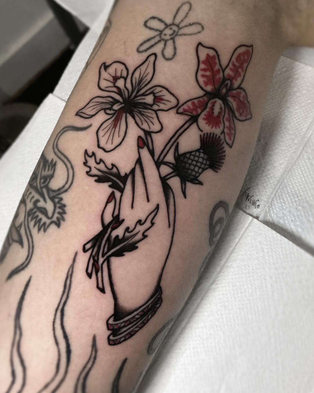 nico-tatuto-trillaud-tatoueur-bordeaux-talence-tattoo-flash-hand-fleurs-flowers-traditionnel-oldschool-2025