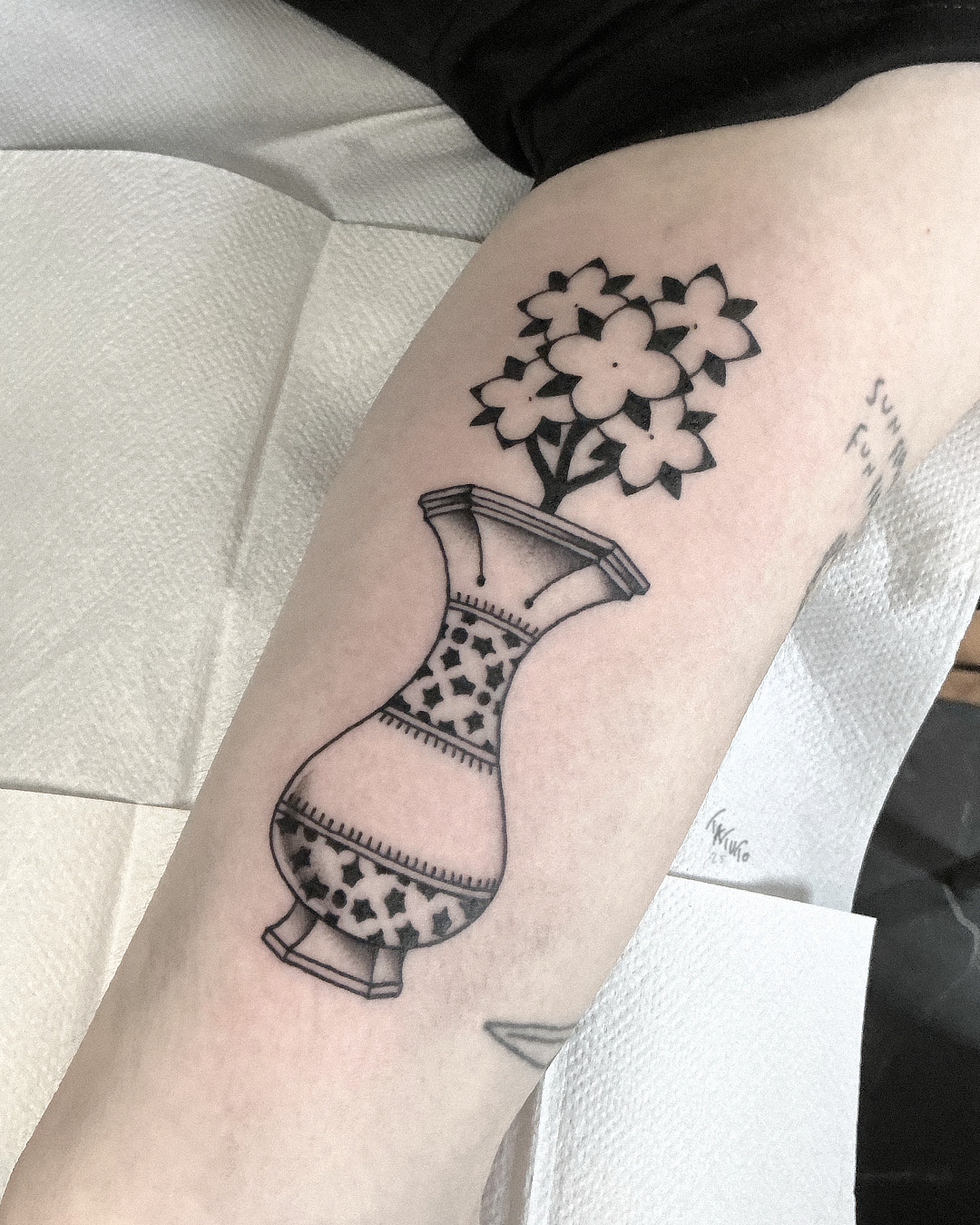 nico-tatuto-trillaud-tatoueur-bordeaux-talence-tattoo-vase-fleurs-flowers-geometrique-traditionnel-oldschool-2025-2