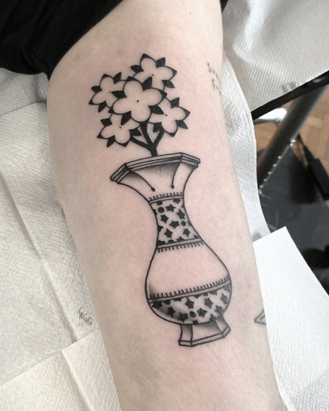 nico-tatuto-trillaud-tatoueur-bordeaux-talence-tattoo-vase-fleurs-flowers-geometrique-traditionnel-oldschool-2025-3