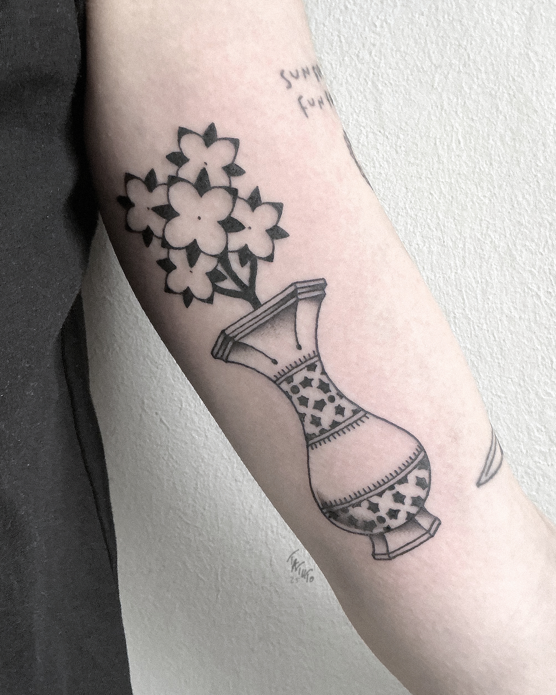 nico-tatuto-trillaud-tatoueur-bordeaux-talence-tattoo-vase-fleurs-flowers-geometrique-traditionnel-oldschool-2025