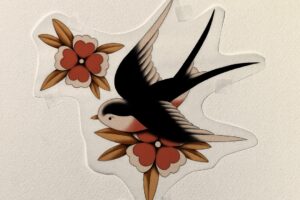 nico-tatuto-tatoueur-bordeaux-talence-old-school-traditionnel-hirondelle-swallow-flower-fleur-1-couleur