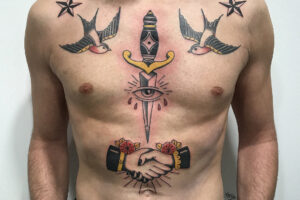 nico-tatuto-tatoueur-old-school-traditionnel-bordeaux-talence-swallow-hirondelles--dagger-dague-hands-poitrine-chest