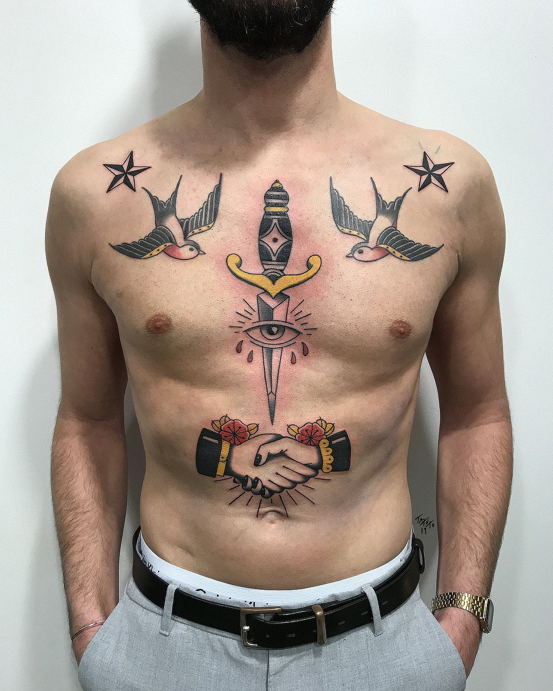 nico-tatuto-tatoueur-old-school-traditionnel-bordeaux-talence-swallow-hirondelles--dagger-dague-hands-poitrine-chest